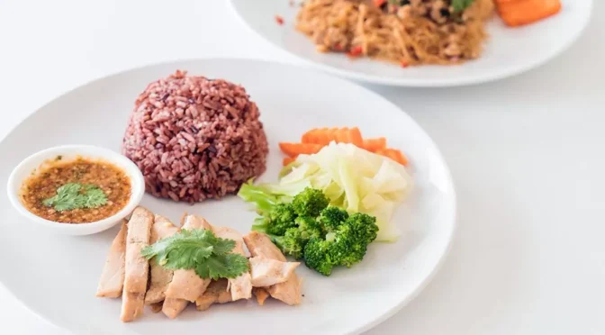 Nasi Merah dengan Tumis Brokoli: Hidangan Sehat dan Bergizi